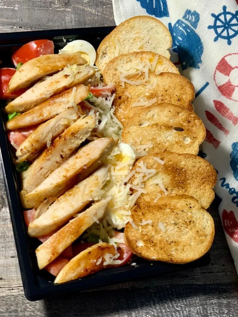 Цезарь с курицей от Feta